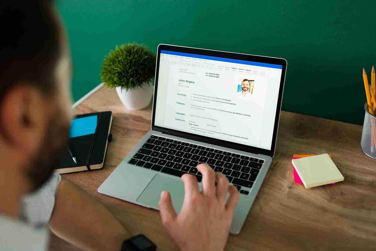 Currículo programação: guia completo para montar o seu e se destacar