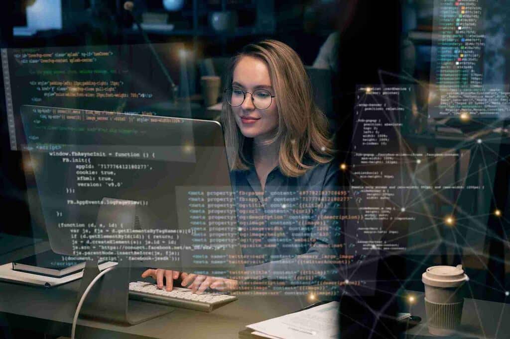 Programadora digitando cĂłdigos depois de saber como aprender Python.