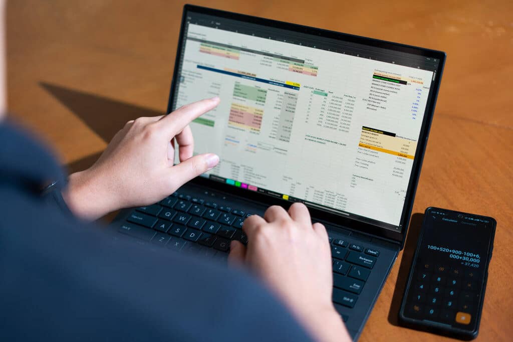Uso de planilha para RH no Excel para controle de informações, cálculos e acompanhamento de rotinas do setor.