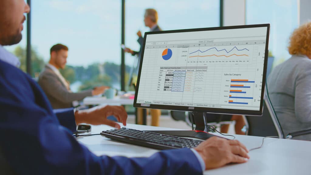 Homem utilizando Excel durante expediente de trabalho.