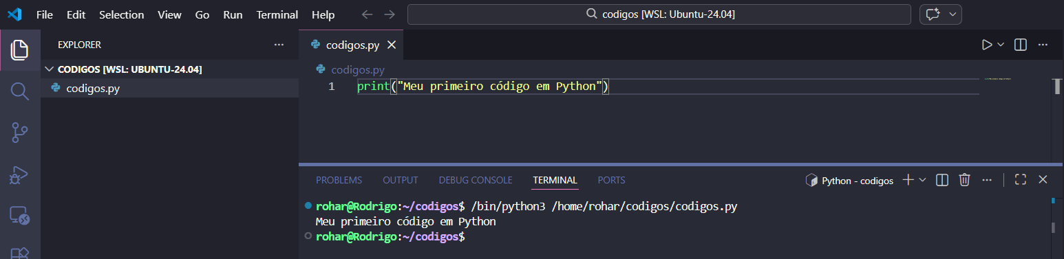 Captura de tela do Visual Studio Code com o arquivo codigos.py aberto, exibindo o comando print("Meu primeiro código em Python") e o terminal mostrando a execução do script com a saída “Meu primeiro código em Python” no ambiente WSL Ubuntu 24.04