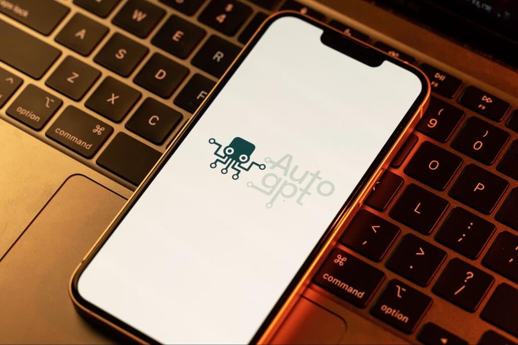 Smartphone exibindo aplicativo de automação com interface de inteligência artificial, representando o uso de agentes de IA para executar tarefas de forma autônoma.