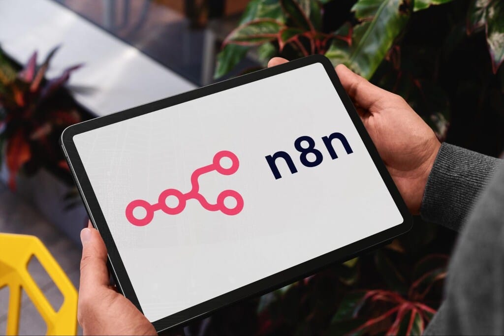 Tela de tablet com o app n8n, um dos principais agentes de IA.