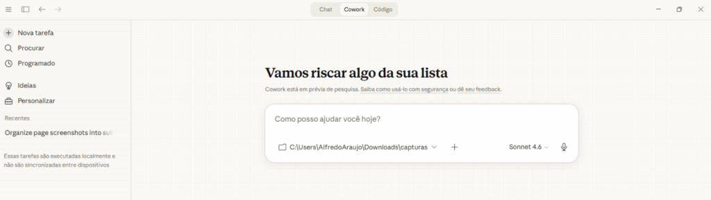Claude Cowork aberto no computador mostrando a tela inicial com os modos Chat, Cowork e Code