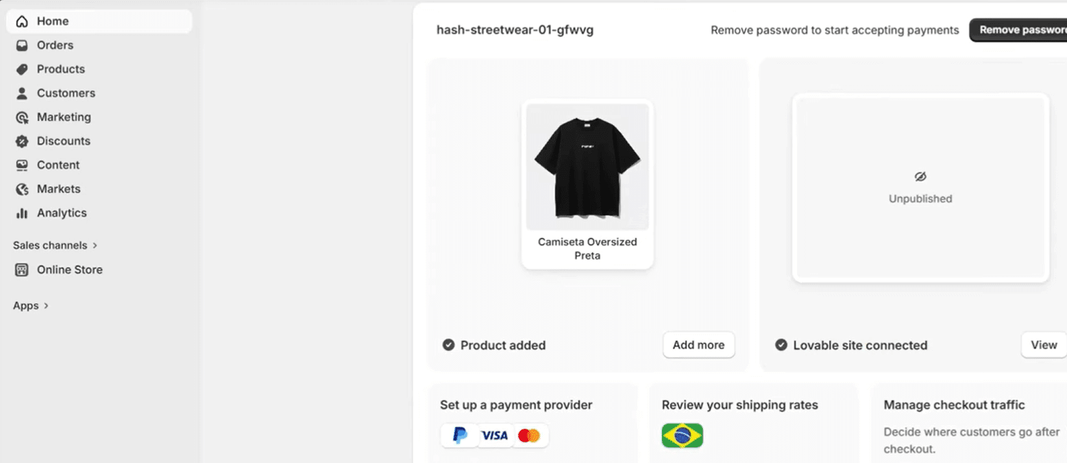 Painel administrativo de loja virtual exibindo menu lateral com opções como Home, Orders, Products e Analytics. No centro, painel da loja “hash-streetwear-01-gfwvg” mostra um card de produto com imagem de uma camiseta preta oversized e status “Product added”, ao lado de um card “Unpublished”. Abaixo aparecem seções para configurar provedor de pagamento (com ícones PayPal, Visa e Mastercard), revisar taxas de envio com bandeira do Brasil e gerenciar tráfego do checkout