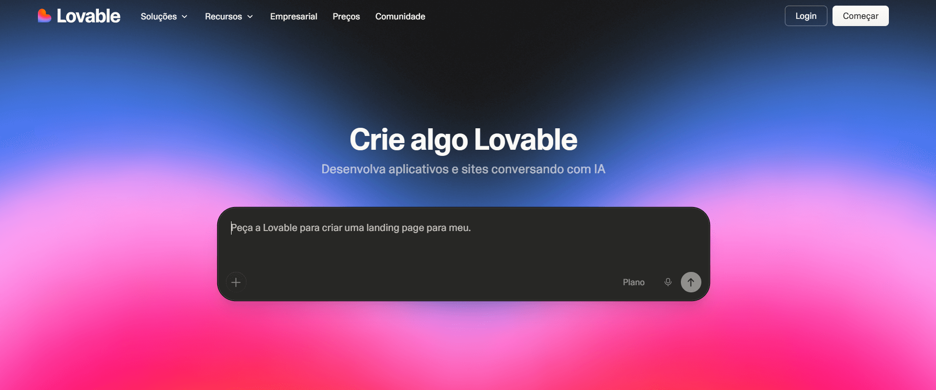 Interface inicial da plataforma Lovable com fundo em degradê azul e rosa, título “Crie algo Lovable”, subtítulo sobre desenvolver aplicativos e sites com IA e campo central para digitar solicitações de criação