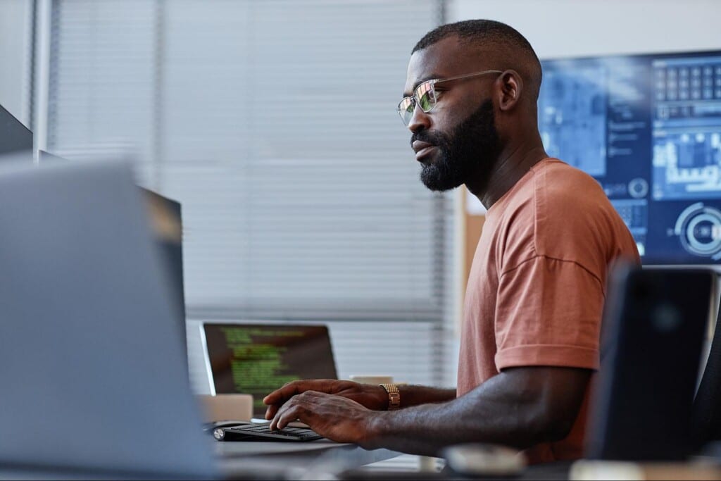 Analista de negócios estudando por meio do computador, competências da área.