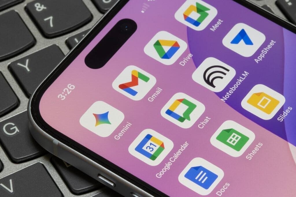Close em um smartphone moderno que exibe diversos ícones de aplicativos do ecossistema Google, incluindo Gemini, Google Calendar, Drive e AppSheet. A imagem ilustra como o Google Opal se integra às ferramentas de produtividade da marca, destacando a conectividade entre os serviços de inteligência artificial e colaboração.