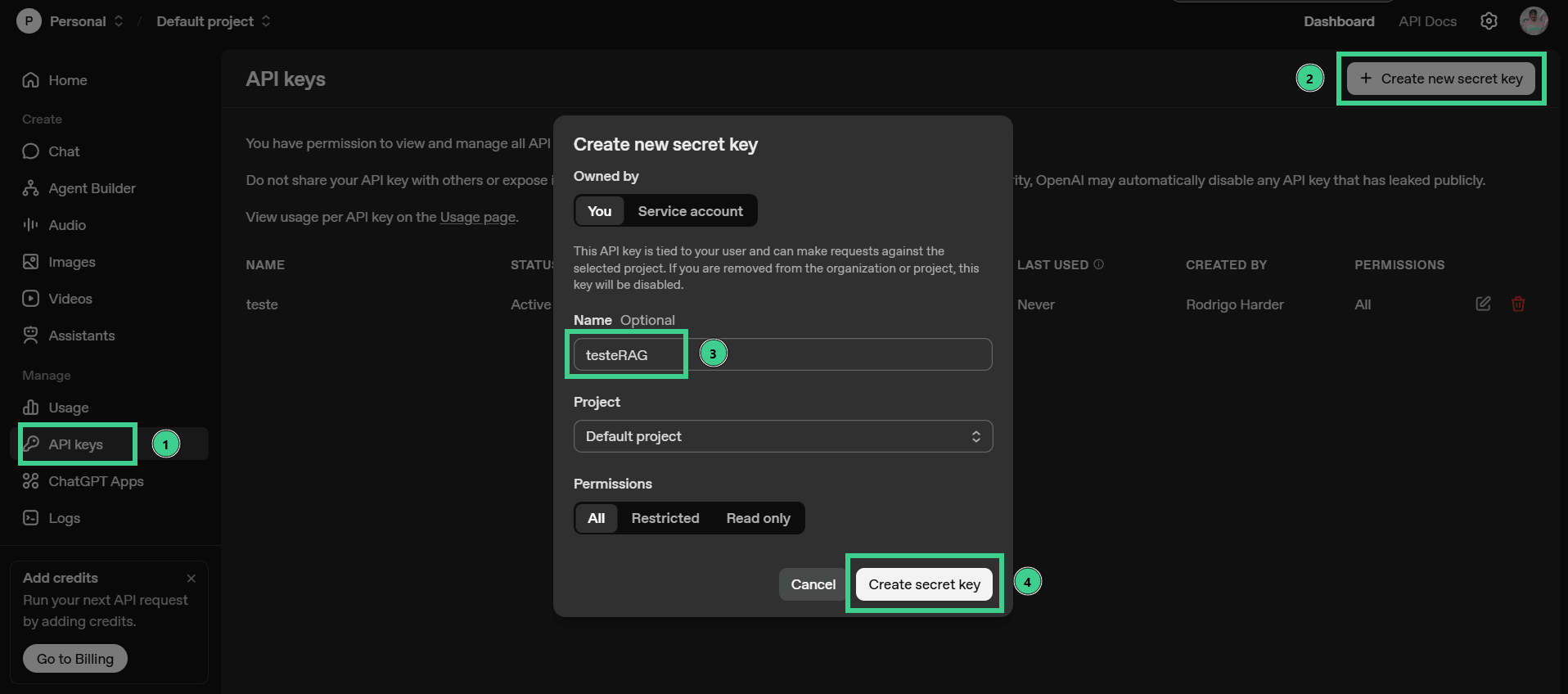 Tela do painel de API keys mostrando um modal “Create new secret key”. À esquerda, o menu lateral destaca “API keys”. No topo direito há o botão “Create new secret key”. No modal central, o campo “Name” está preenchido com “testeRAG”, o projeto selecionado é “Default project” e há opções de permissões. No canto inferior direito do modal aparece o botão “Create secret key”. Elementos numerados (1 a 4) indicam o passo a passo para criar a chave