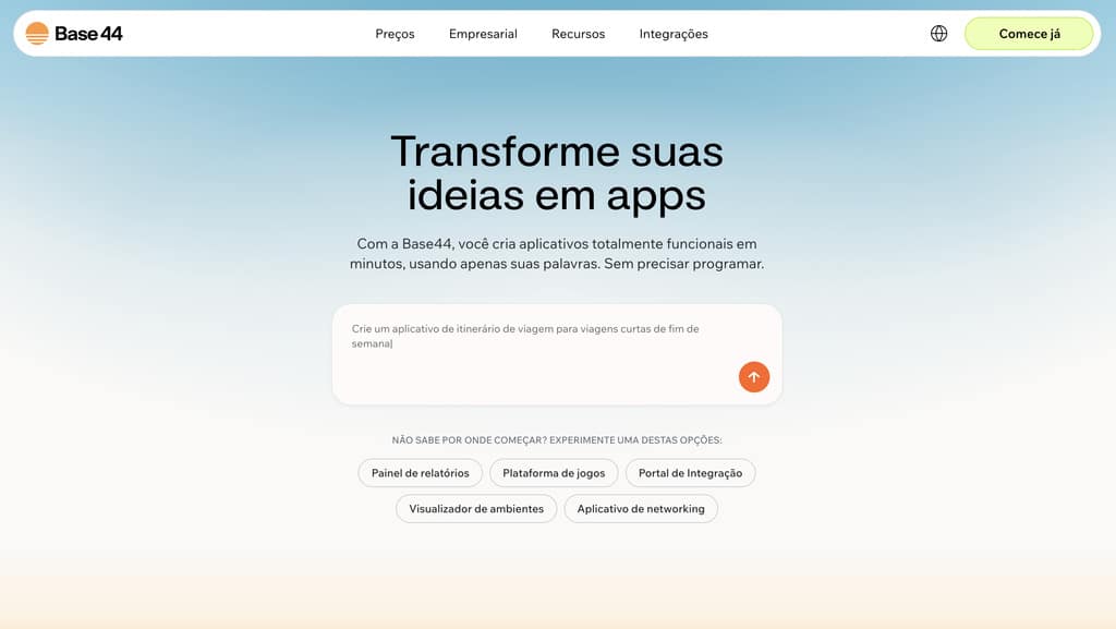 A página inicial do site da Base44 exibe uma interface limpa e moderna com o título Transforme suas ideias em apps. No centro da tela, há uma caixa de texto onde o usuário pode digitar comandos para criar aplicativos usando apenas palavras, exemplificado pela frase Crie um aplicativo de itinerário de viagem. O menu superior da Base44 mostra opções de preços e recursos, reforçando a proposta de desenvolvimento sem programação.