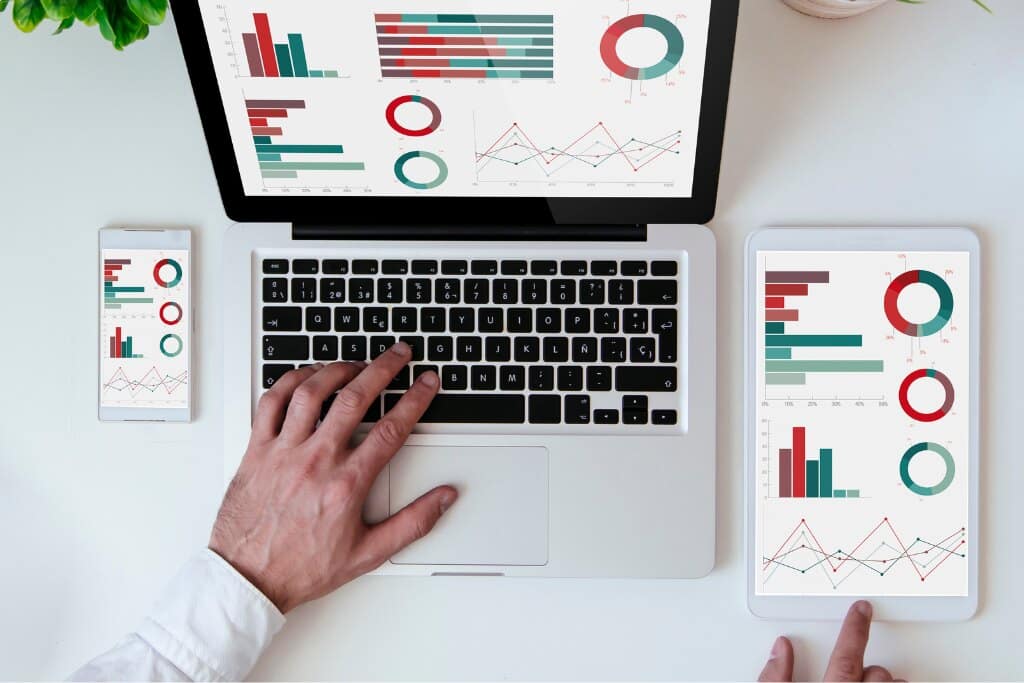 Dashboard financeiro em dispositivos digitais exibe métricas estratégicas e análises utilizando CAGR para Excel constantemente.