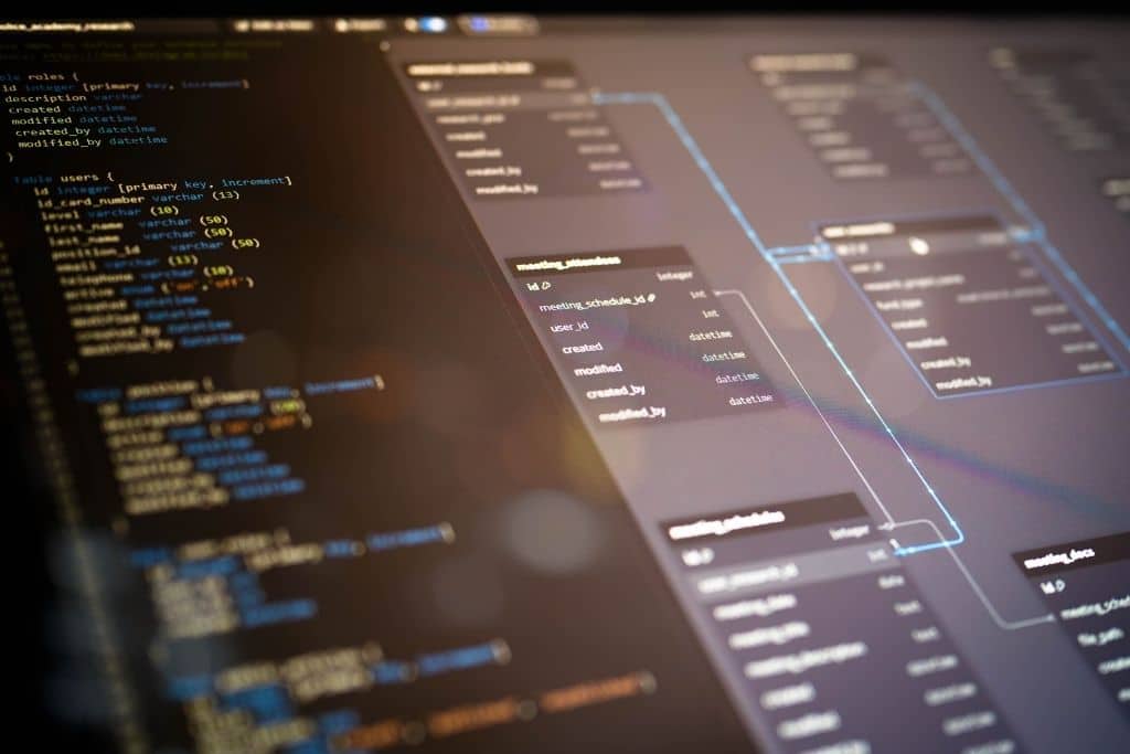 Tela com código e estrutura de banco de dados exibindo tabelas relacionadas, ilustrando o uso de UPDATE em SQL em um ambiente real de desenvolvimento.