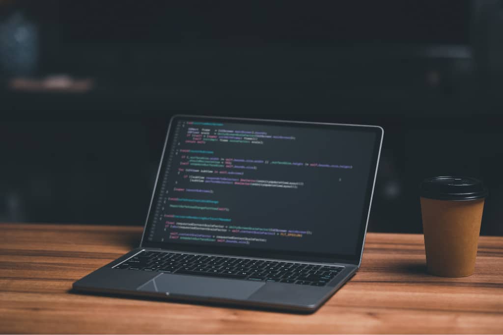 Notebook com linhas de código abertas em ambiente escuro ilustrando conceitos de while em python.
